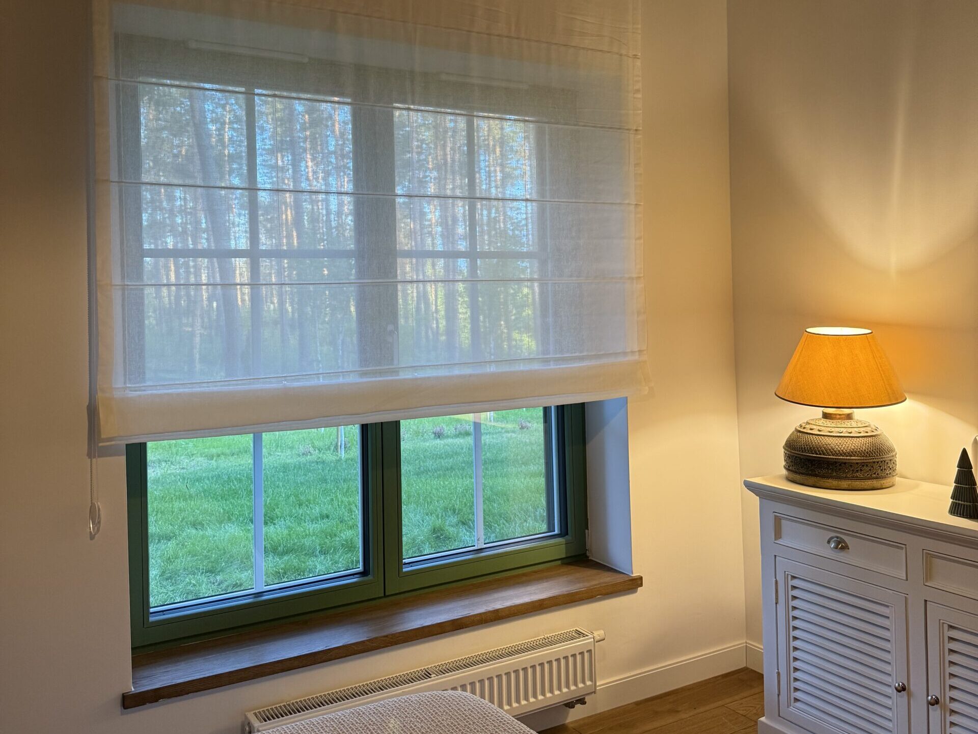 Tekstylia okienne w sypialniach – funkcjonalność i przytulność w dwóch odsłonach